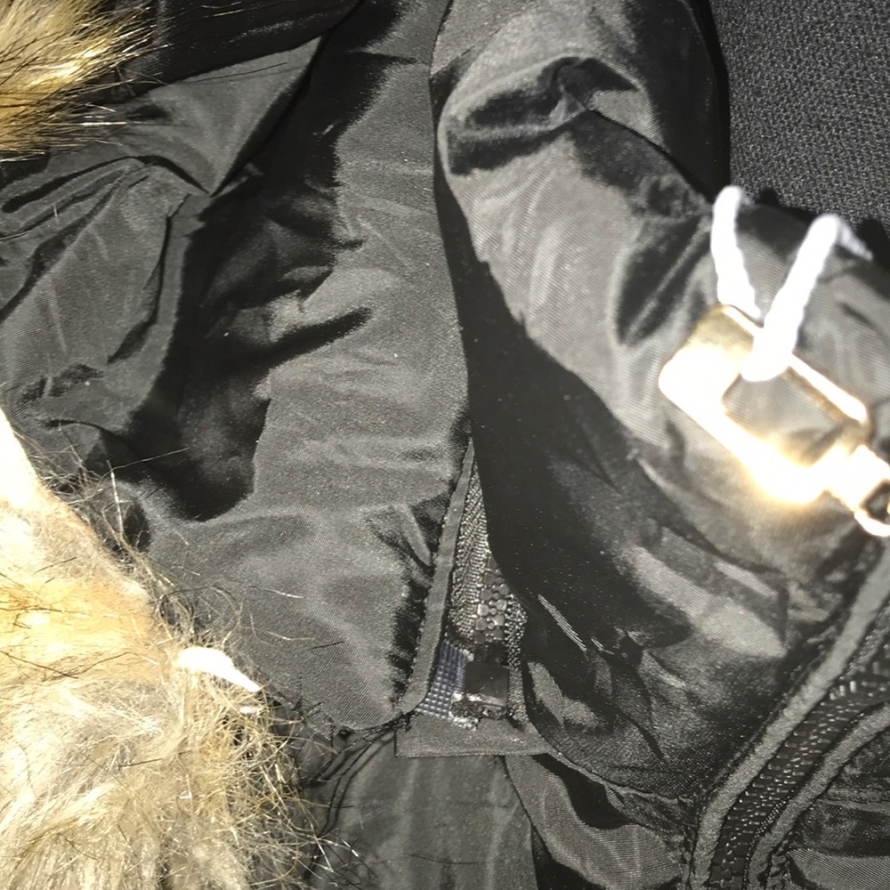 Black puffy jacket with faux fur trim 🥶 - Picture 6 of 8